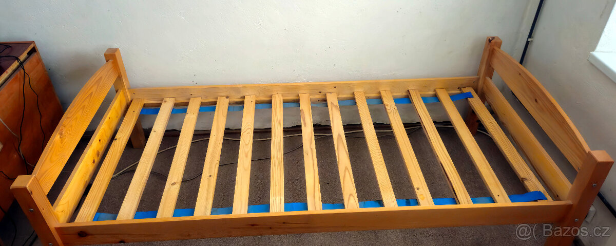 Jednolůžková dřevěná postel pro 90x200