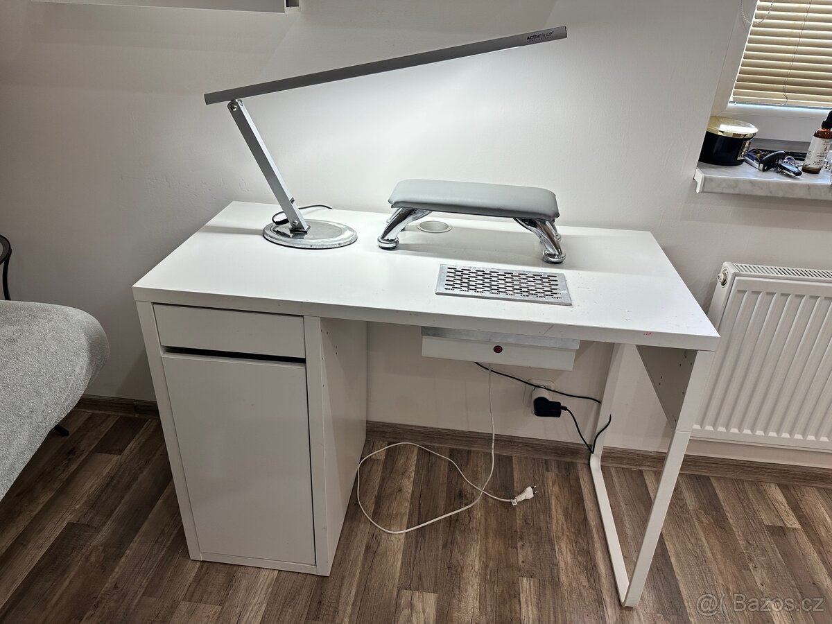 STŮL NA MANIKÚRU S LAMPOU A ODSÁVAČKOU KOMPLET SET