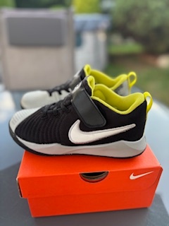 NIKE basket TEAM HUSTLE vel.32