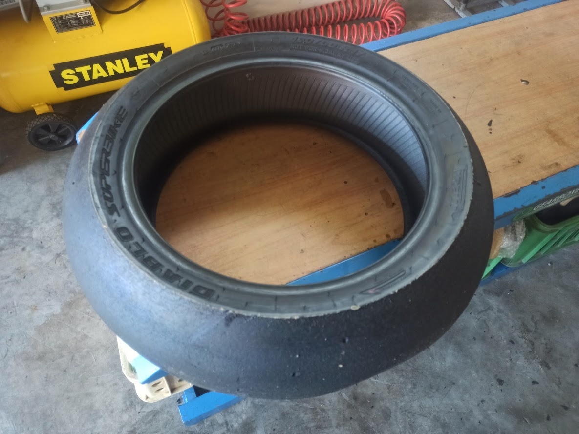 prodám pneu slick Pireli 190 60 17