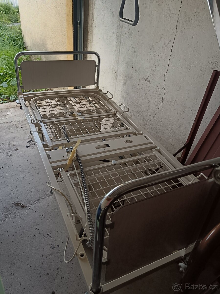 Polohovací postel elektrická