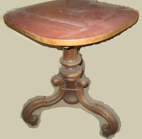 Prodám starý stůl.