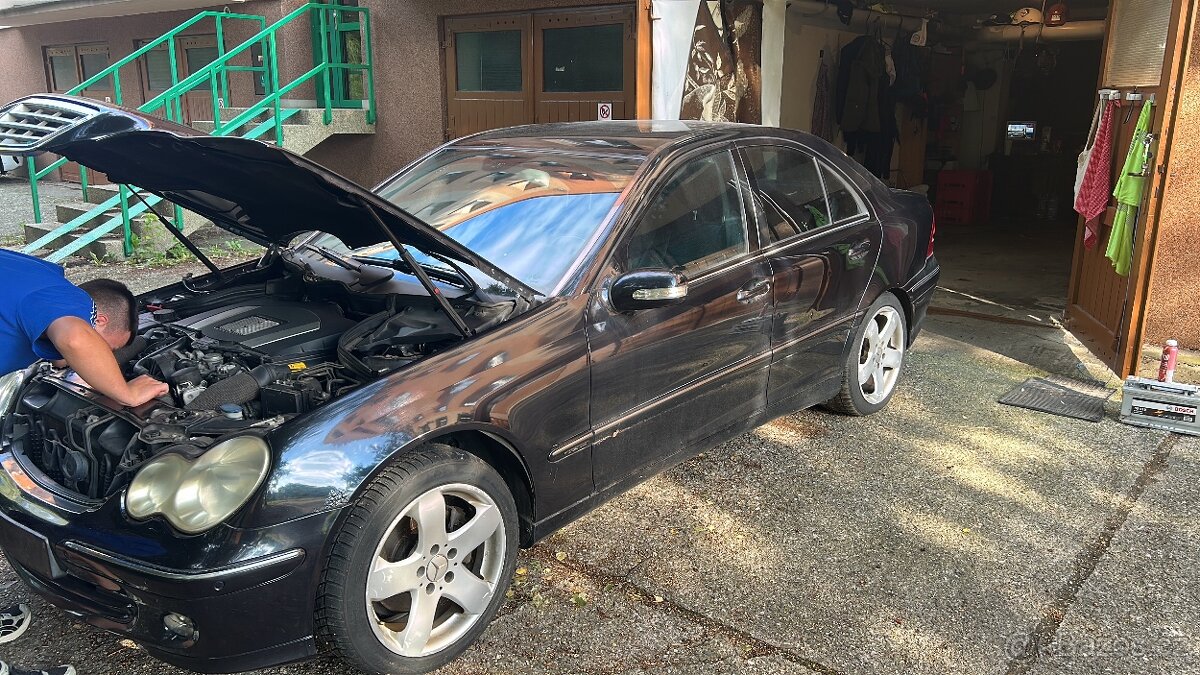Prodám ND na Mercedes C230 dveře, kapotu, interiér a dalsi