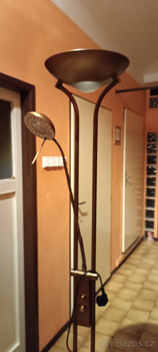 Stojací lampa stmívatelná