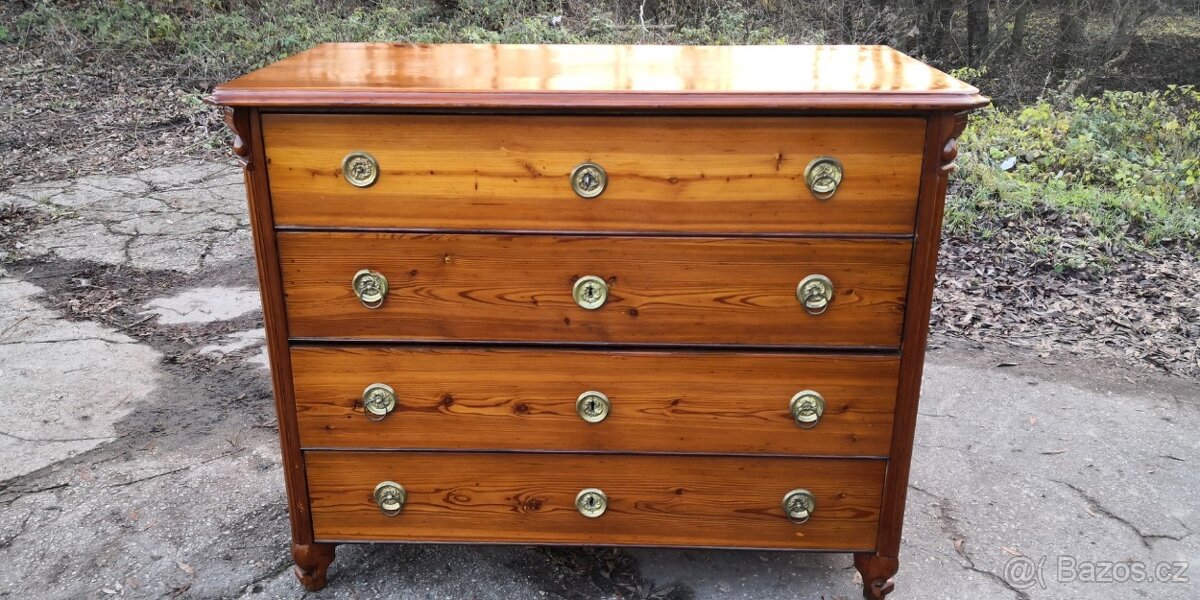 Celomasivní šuplíková komoda