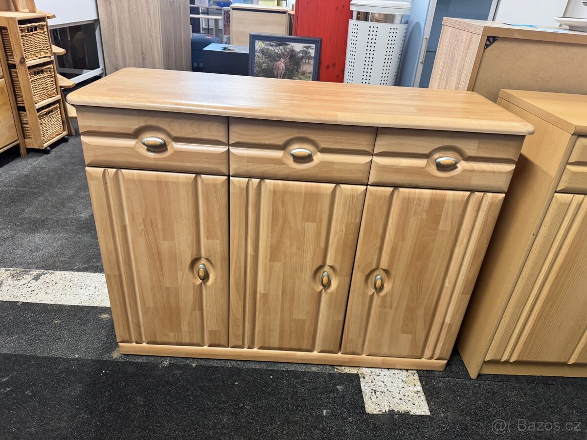 Hezká komoda se šuplíky a dveřmi dekor Buk