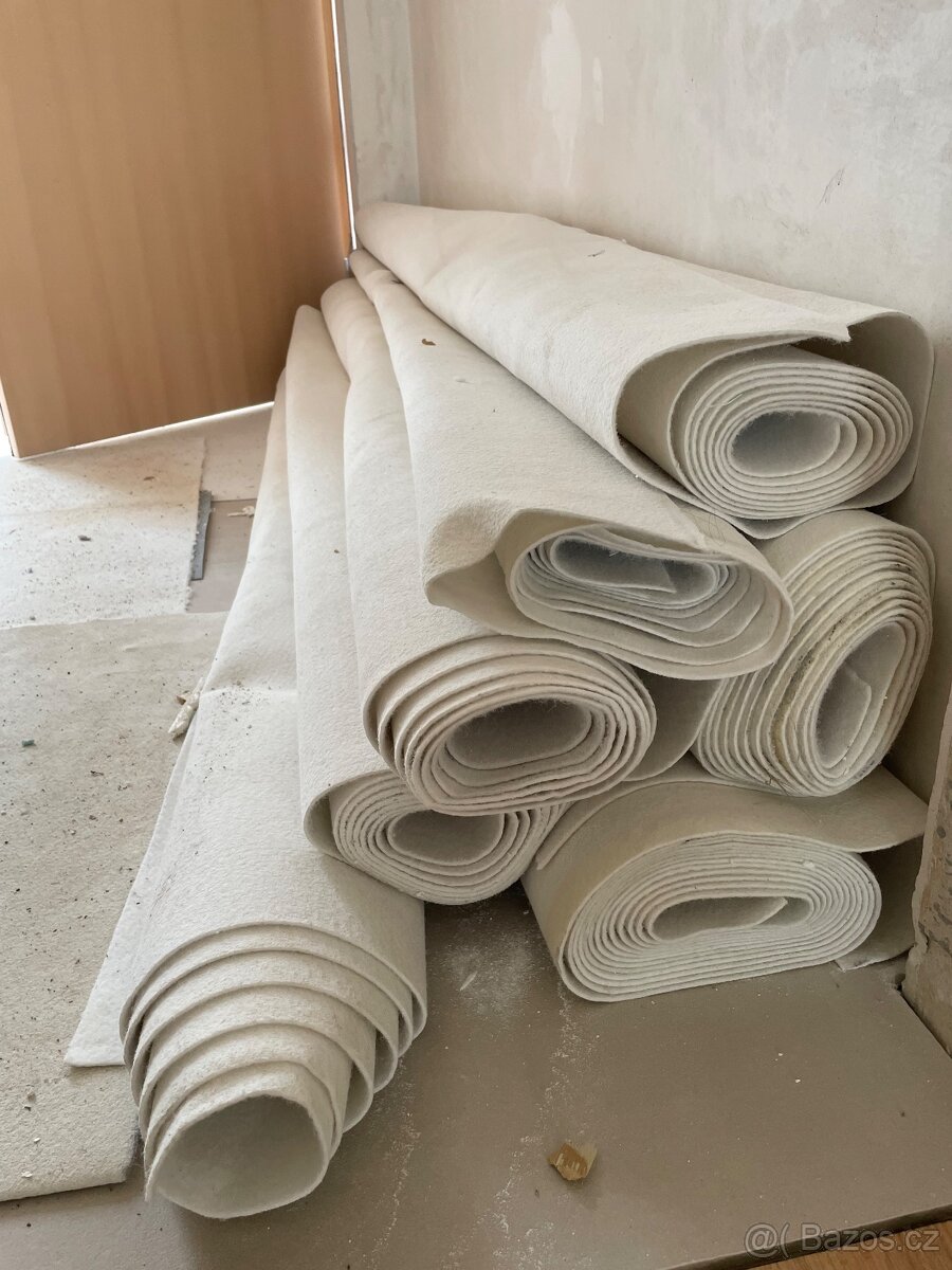 Prodám koberce – bílé a červené, různé rozměry (150–180 m²)