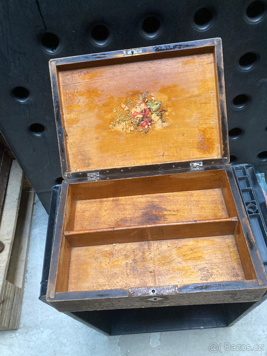 Šperkovnice dřevěná stará se zámkem 600 kč