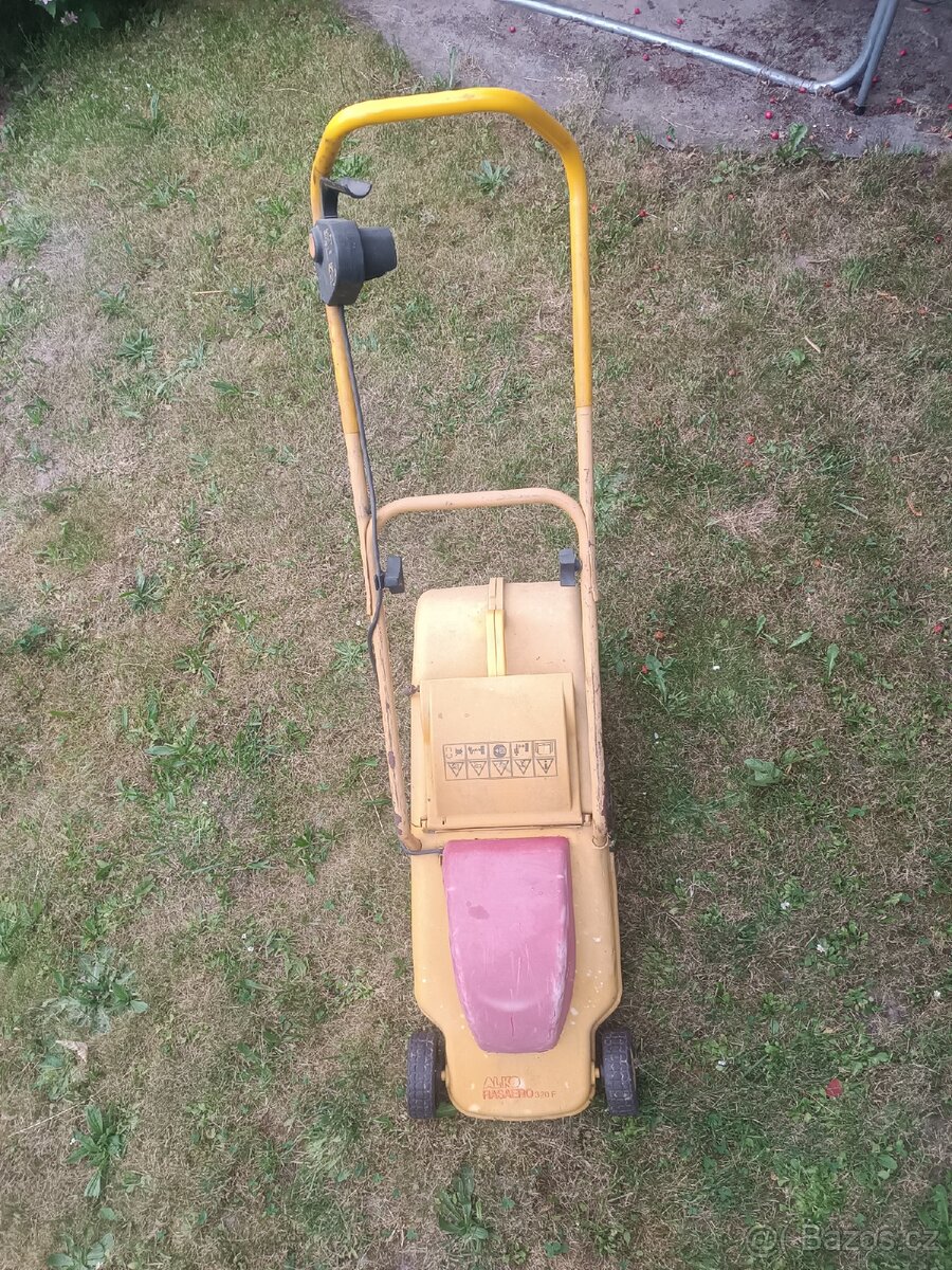 Elektrická sekačka na trávu