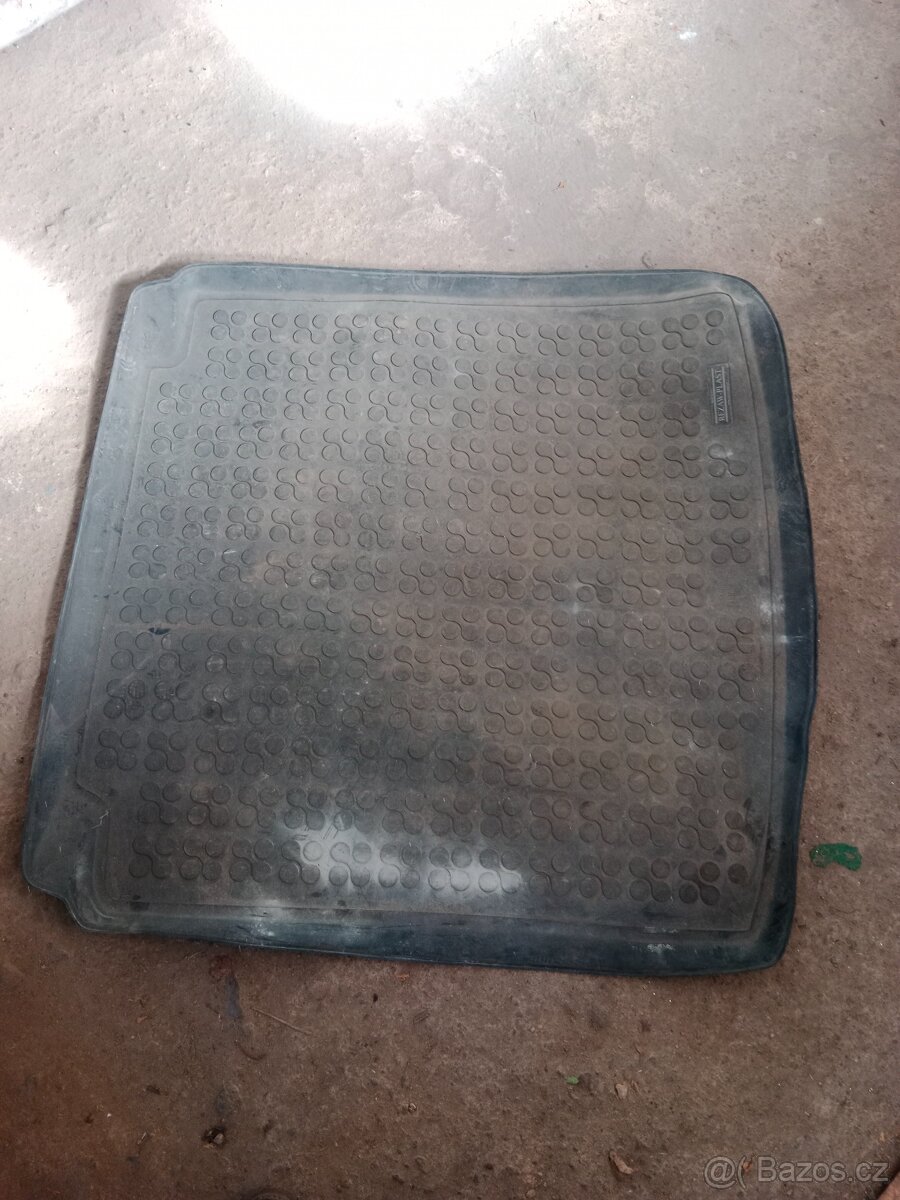 Guma do kufru auta