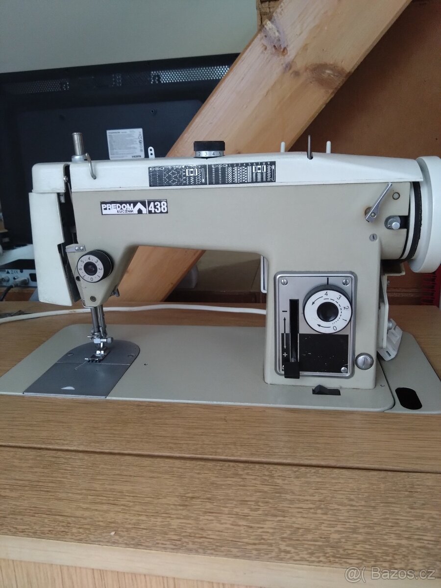 Skříňkový šicí stroj Lucznik
