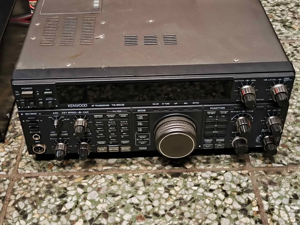 Radiostanice Kenwood TS 850Sj, antena