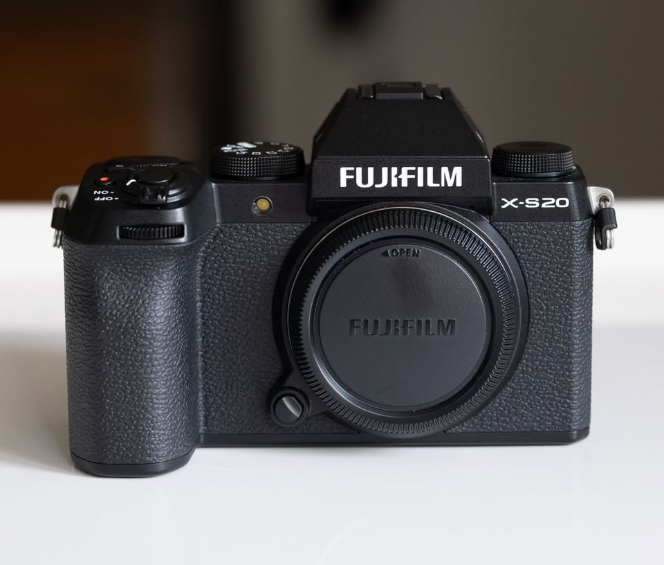 FUJIFILM X-S20