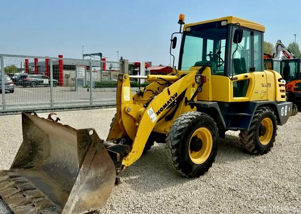 KLOUBOVÝ NAKLADAČ KOMATSU WA 75