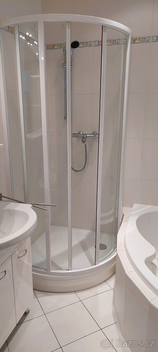 Sprchový kout,Wc,umyvadlo,zrcadlo se skříňkou