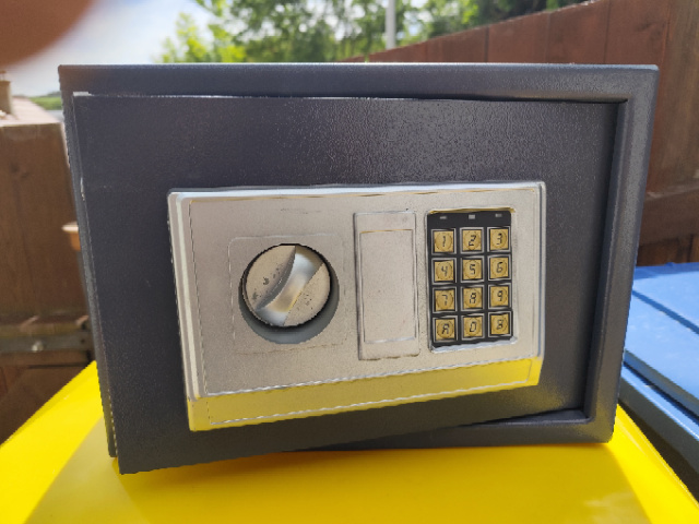 elektronický trezor (310x200x200mm)