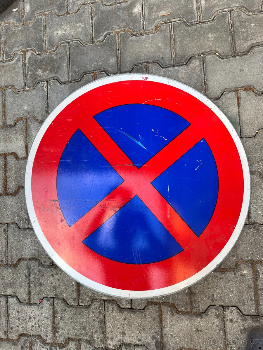 Dopravní značka zákaz zastavení