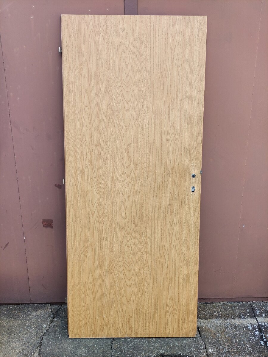 Interiérové dveře, plné, 80 cm pravé