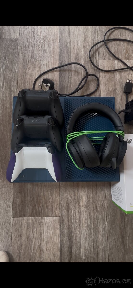 Xbox One Forza Edition + 3 ovladače + sluchátka – top stav