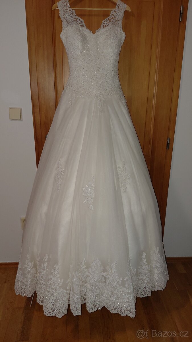 Krajkové svatební šaty