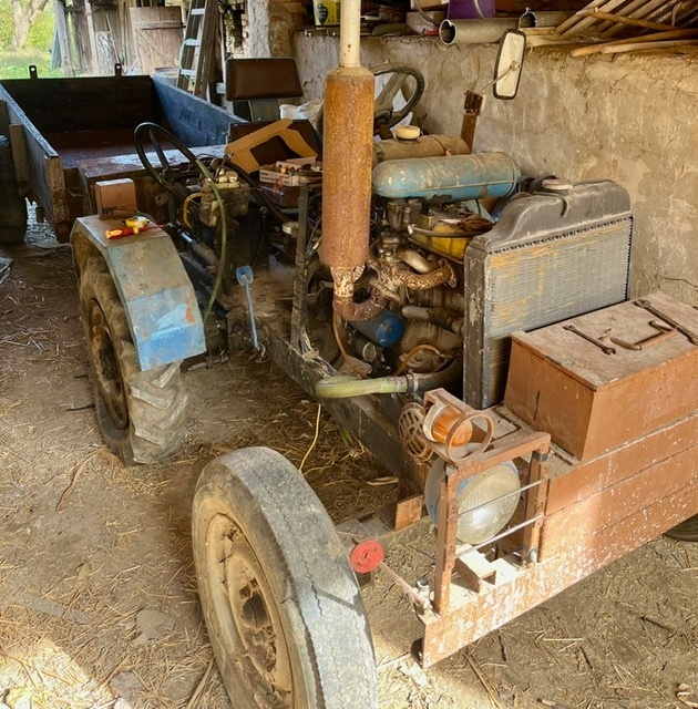 Malotraktor domaci výroby s nářadím