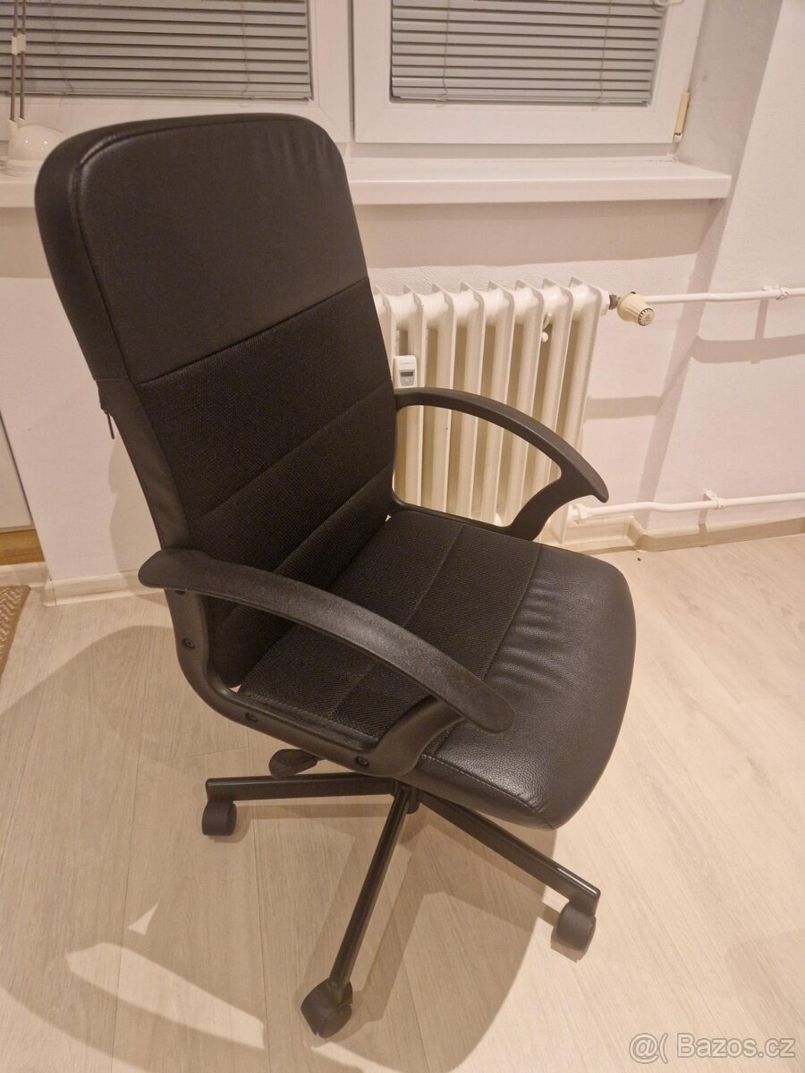 otáčecí a výškově nastavitelná židle na kolečkách