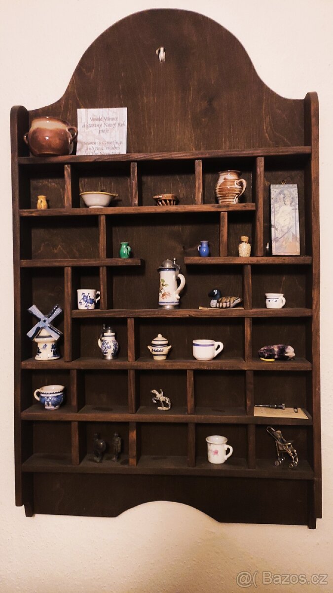 Polička na sbírku miniatur - sběratelská skříňka