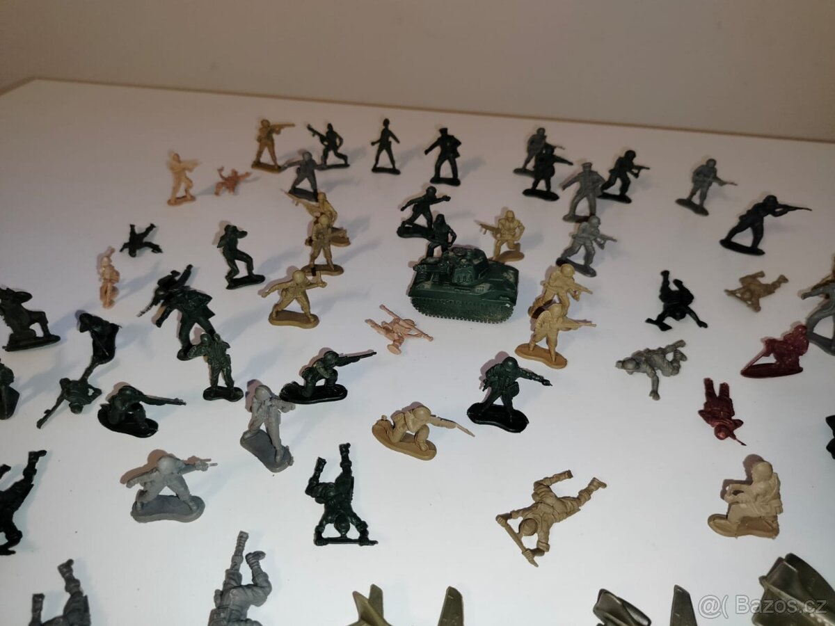 Sada vojáků 55ks, 4ks letadel, 1x tank