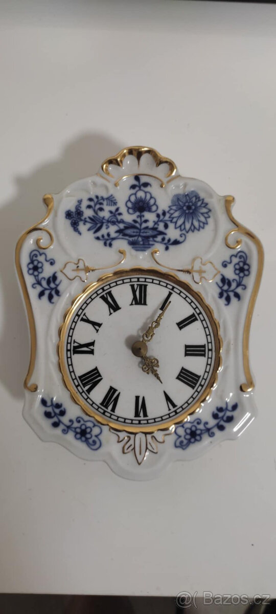 Nástěnné hodiny s cibulákovým motivem