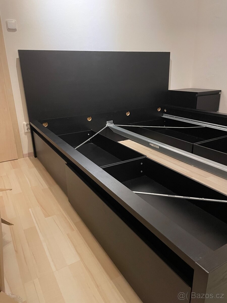 Černá postel 160x200