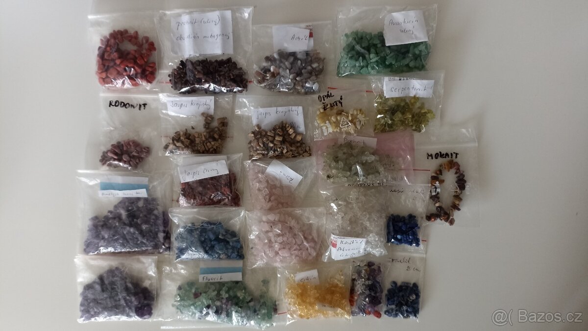 VELKÝ MIX zlomků minerálů k navlékání, 700 g