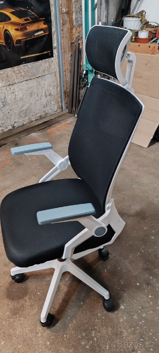 Ergonomická kancelářská židle nastavitelnou opěrkou hlavy