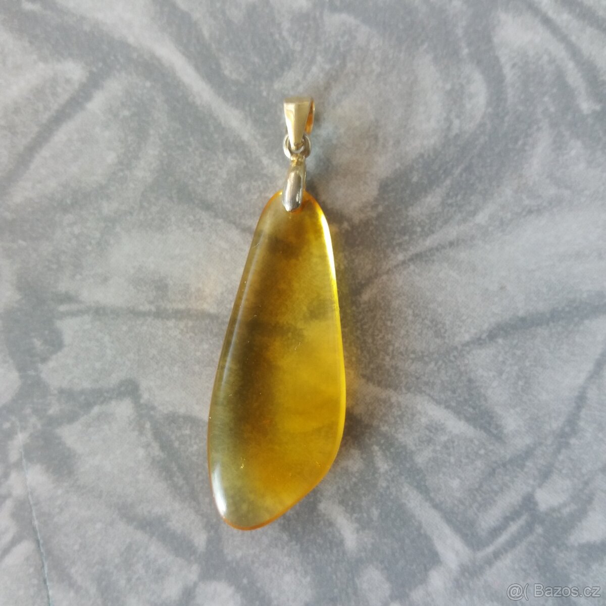 Jantarový přívěsek