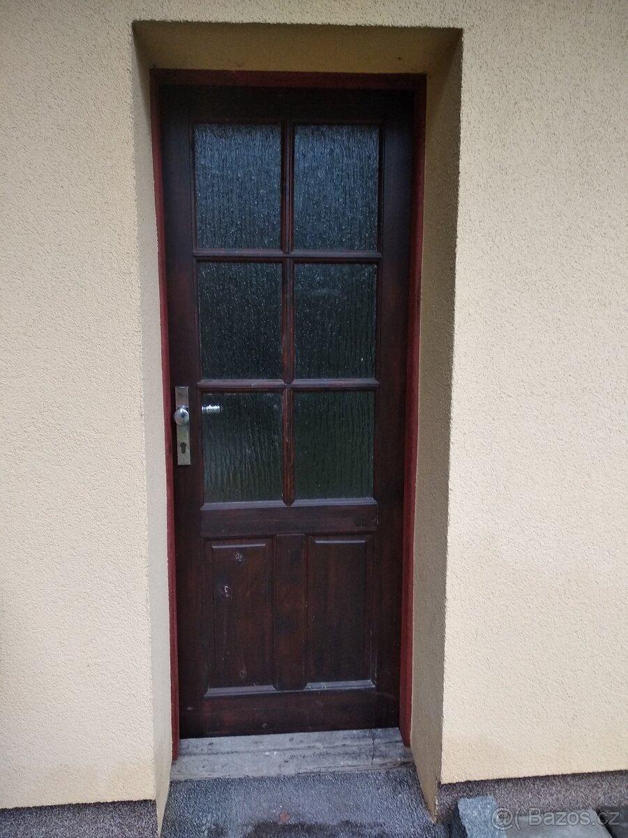 Dveře dřevěné vchodové s prosklením