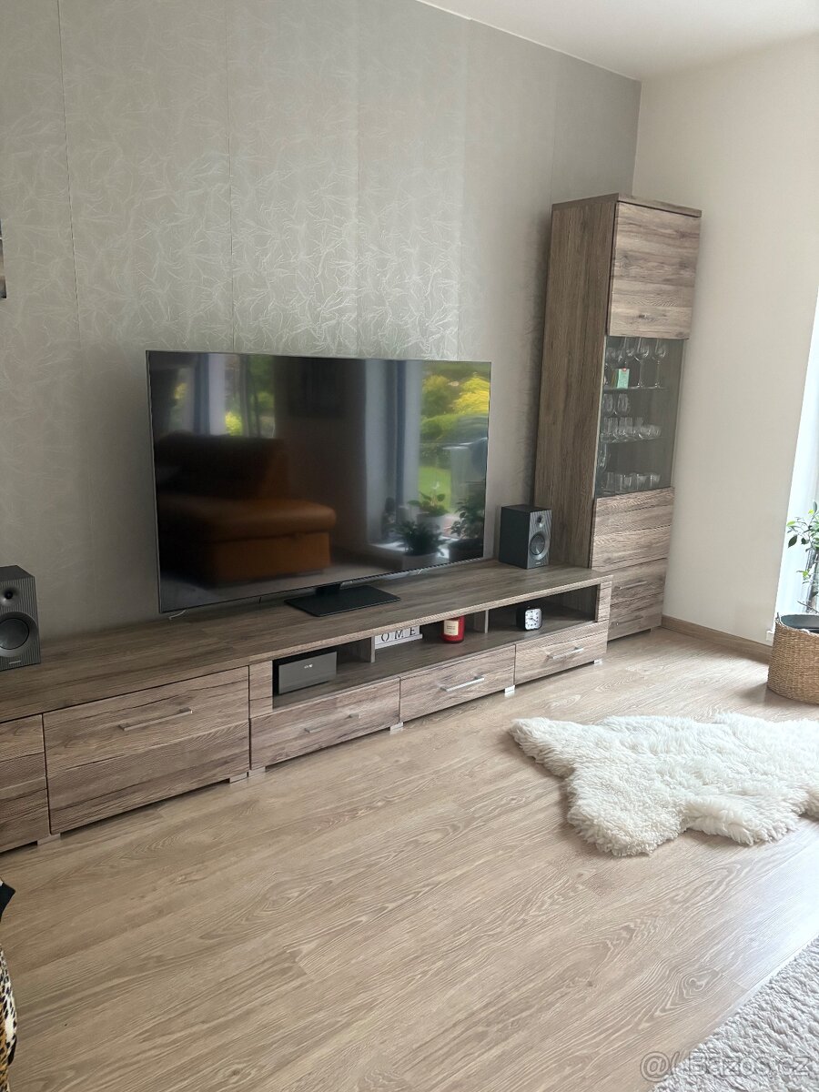 Téměř nová obývací stěna