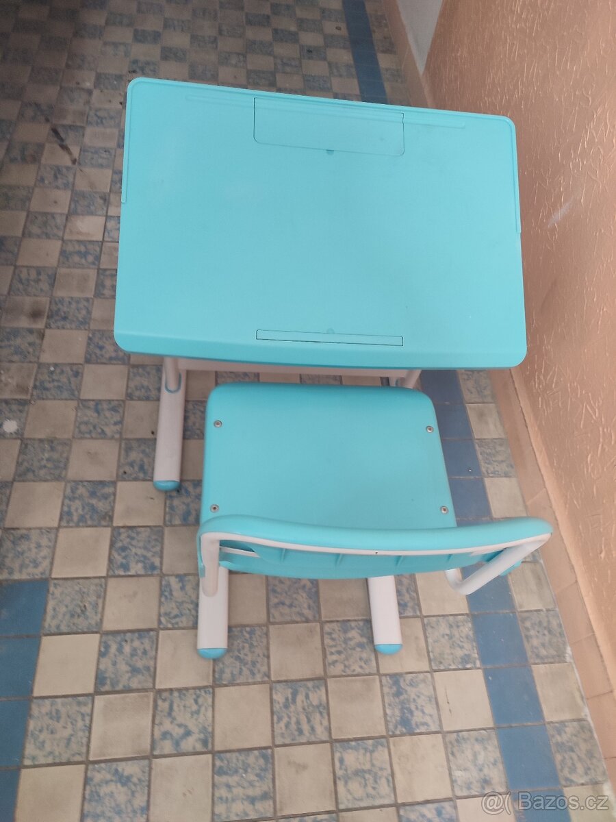 Rostoucí psací stůl s židlí