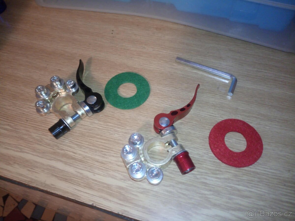 Samosvorné kontakty na autobaterii 12/24V NOVÉ