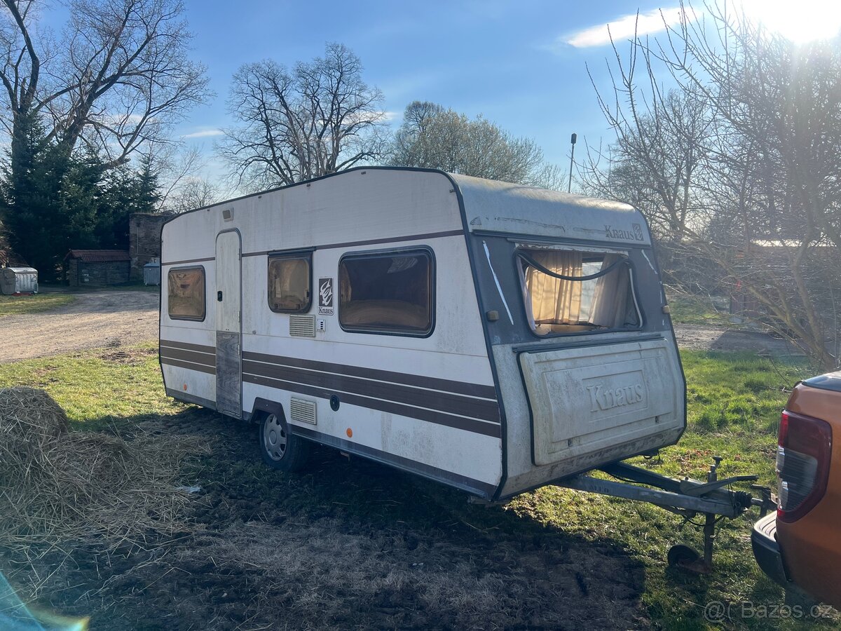 Obytny karavan bez dokladu