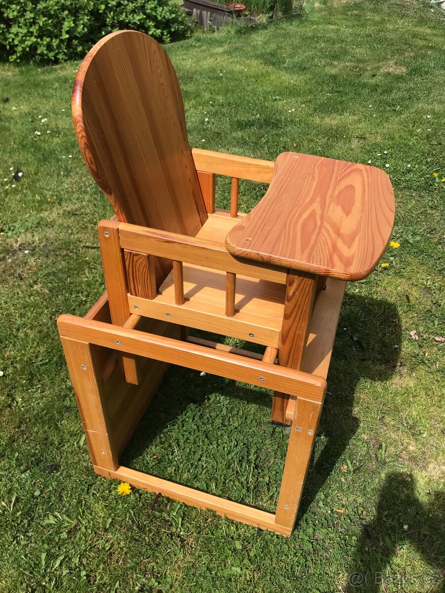 Dřevěná židlička na krmení