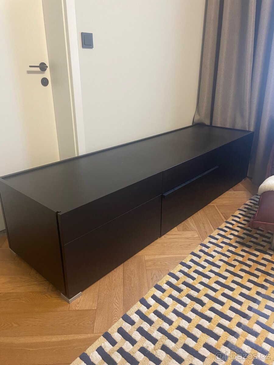 Prodám komodu – masiv, černě lakovaná, matná