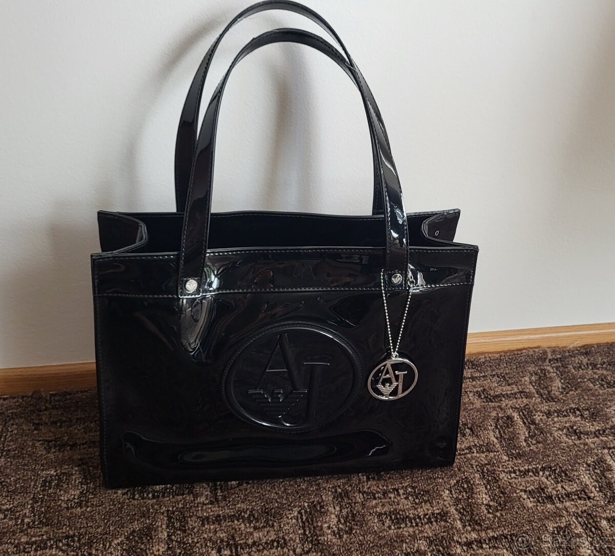 Armani Jeans lesklá kabelka