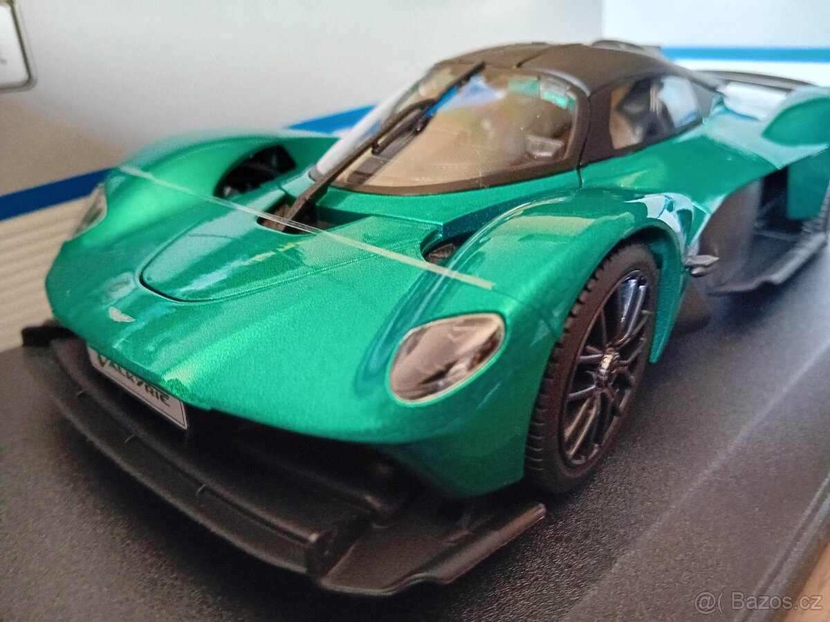 Mercedes-Benz, Aston Martin a Ford 1:18 Maisto