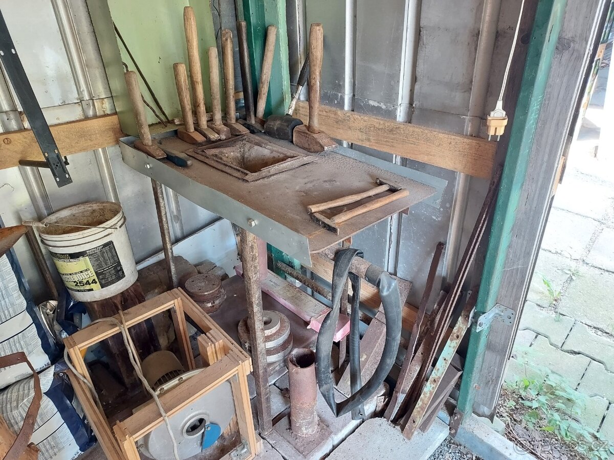Kovadlina 120kg + masivní svěrák + výheň s dmychadlem