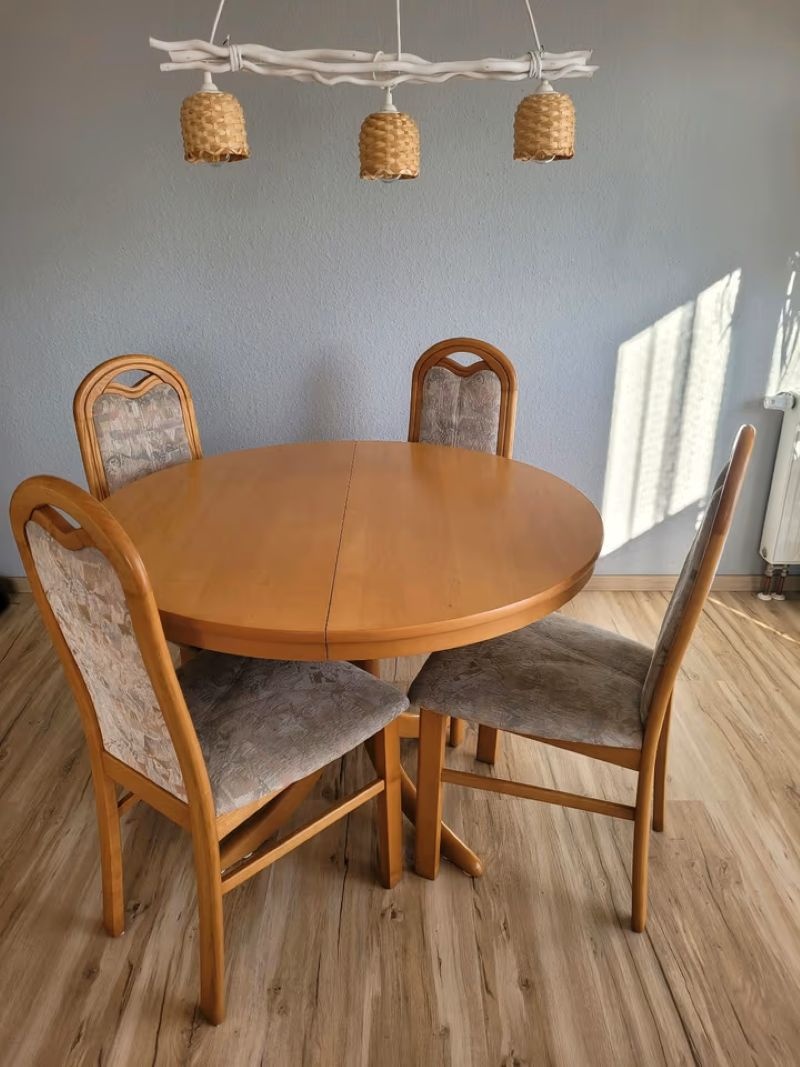 Stůl jídelní kulatý, rozkládací a 4 židle