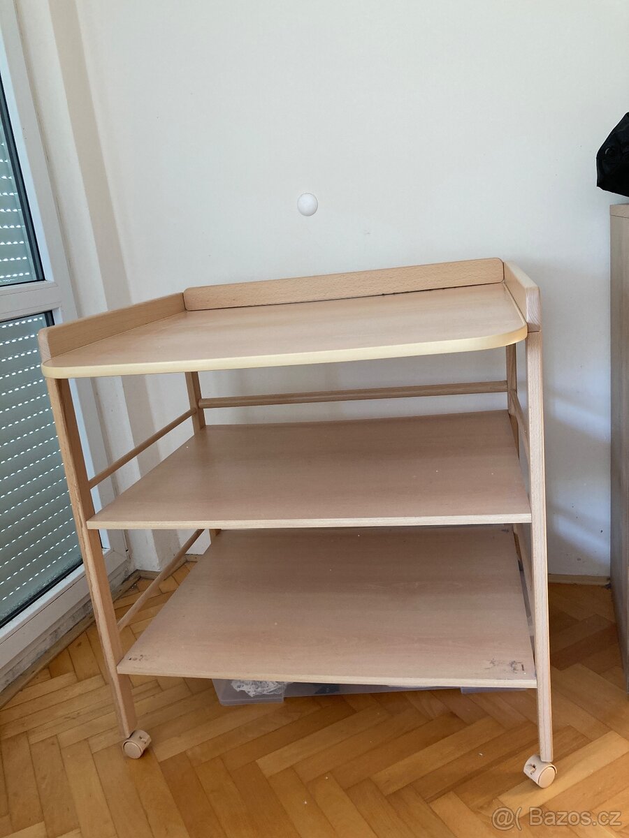 Přebalovací pult s policemi