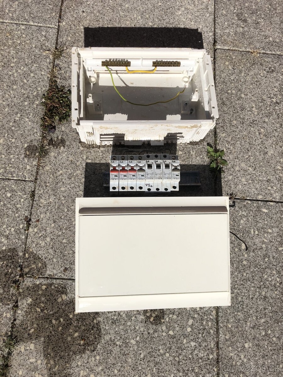 Rozvaděč pod omítku 12 modulů