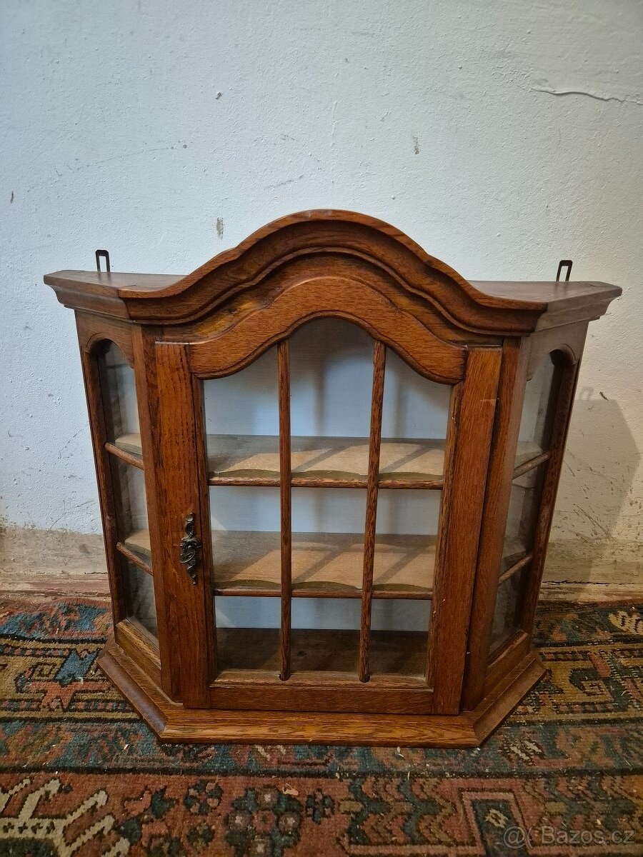 Starožitná nástěnná dubová vitrína