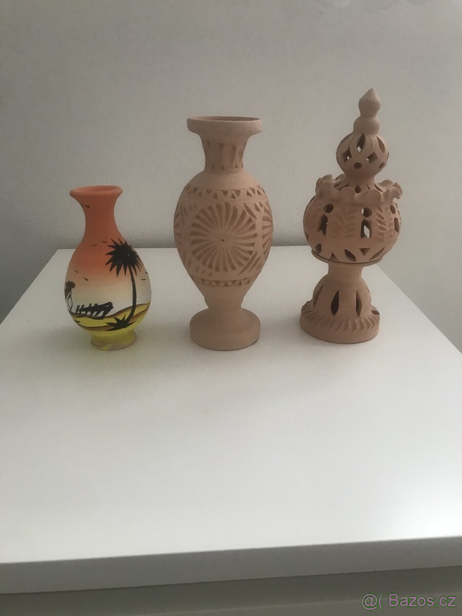 vázičky a svícen