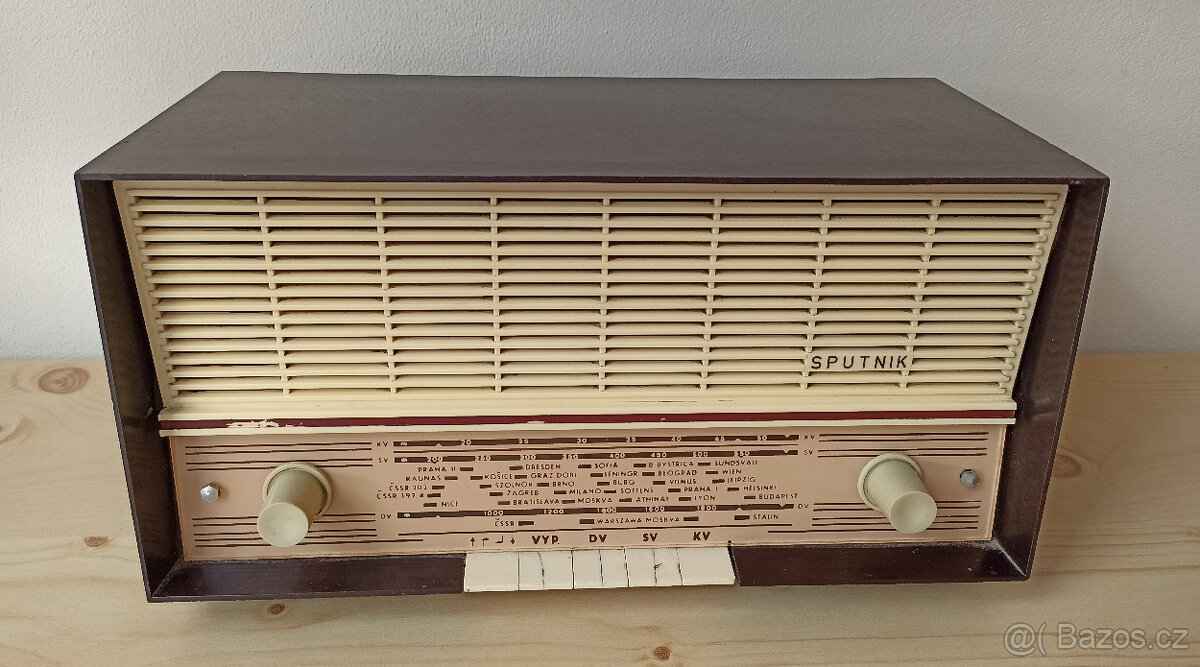 Staré retro bakelitové rádio Tesla Sputnik 320A