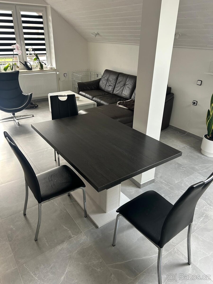 Jídelní stůl a židle